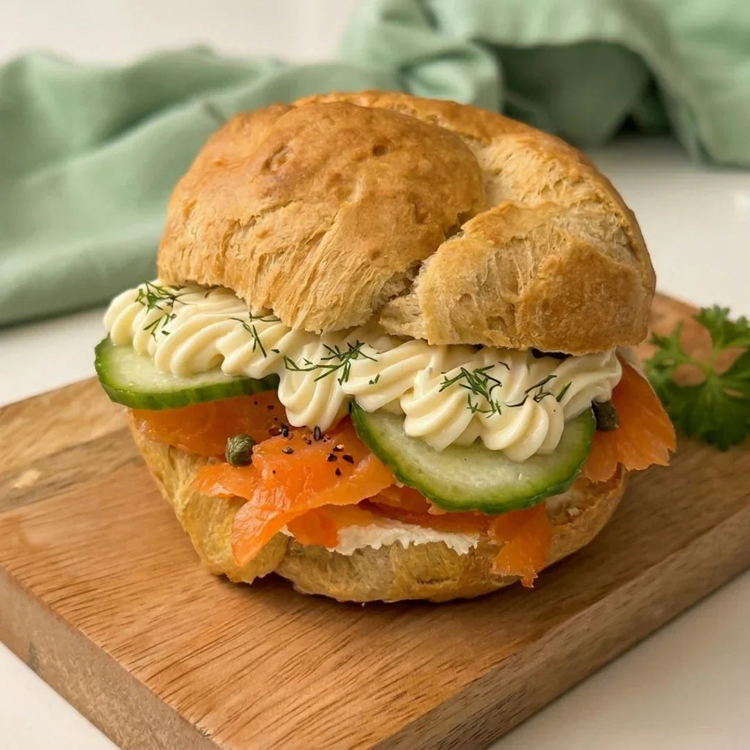 Kohlenhydratarmes Haferfaser-Brötchen, serviert als Sandwich mit Frischkäse und geräuchertem Lachs