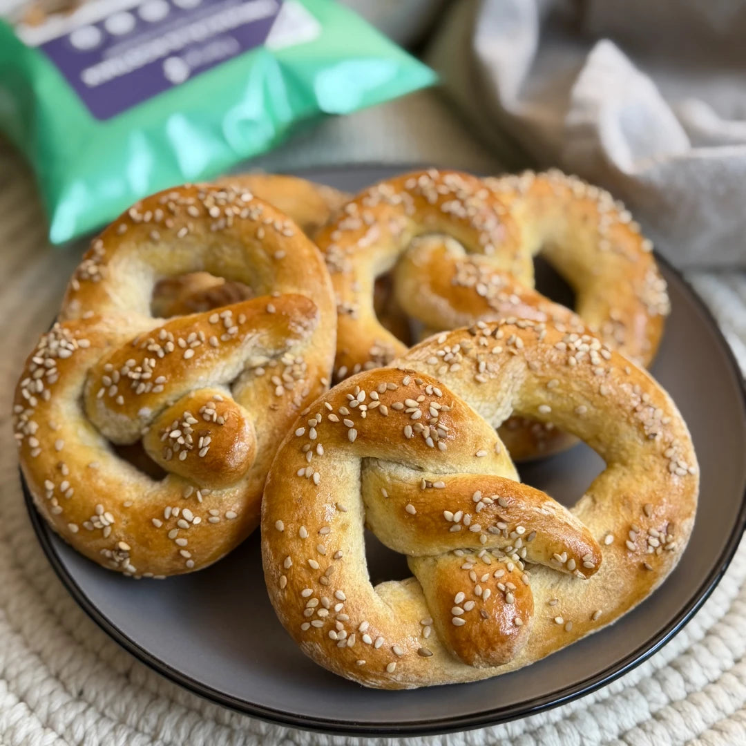 Weiche Low-Carb-Brezeln mit Sesam und Fibriya Universellem Ballaststoffmix