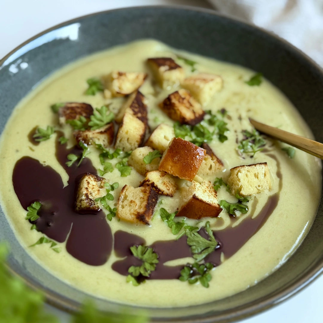 Spargelcremesuppe mit Lauch, mehlfreier Bindung und kohlenhydratreduzierten Croutons