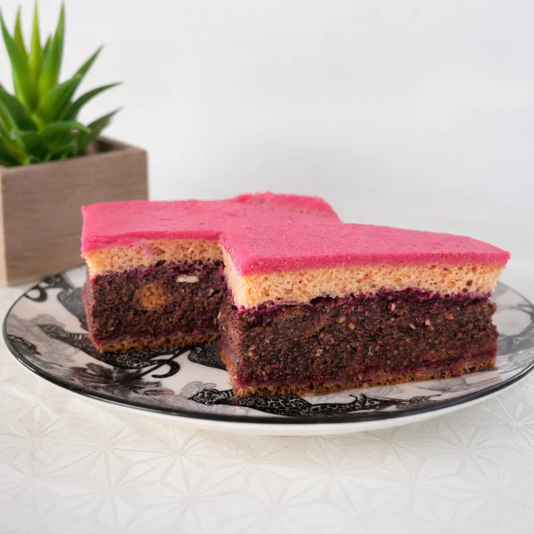 Low-Carb-Keto-Punschschnitte mit rosa zuckerfreier Glasur